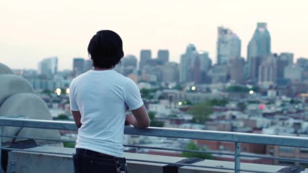 Trendy Kunstenaar Verkennen Dak Top Uitzicht Van Philadelphia City Skyline — Stockvideo