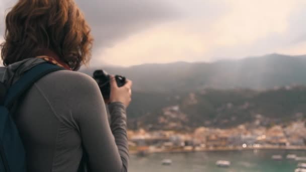 Giovane Donna Che Guarda Una Baia Dalla Cima Una Montagna — Video Stock