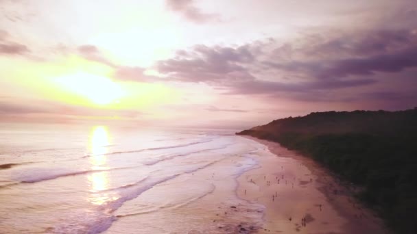 有云彩的日落 在一天中的黄金时刻 从圣特雷莎海滩飞出的无人机在海面上波涛汹涌 在哥斯达黎加被枪杀 — 图库视频影像