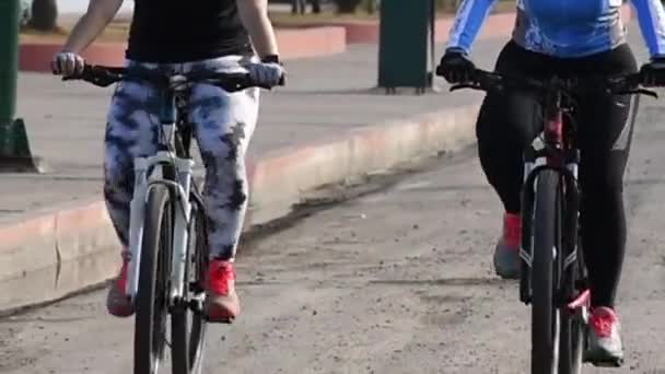 Női Kerékpárosok Hegyi Kerékpárokon Betonon Városi Területen Nappal — Stock videók