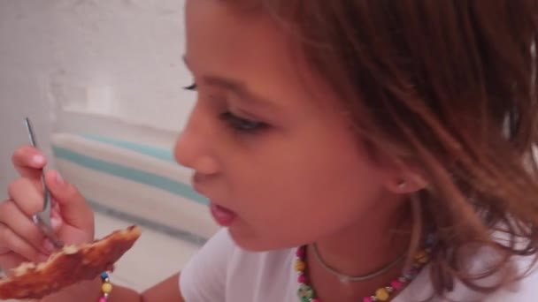 Κοντινό Πλάνο Ενός Μικρού Κοριτσιού Που Τρώει Κοτόπουλο Ψαροκροκέτες Χτυπημένο — Αρχείο Βίντεο