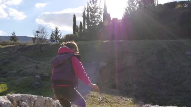 Primer Plano Seguimiento Disparo Siguiendo Una Niña Caminando Por Sendero — Vídeo de stock