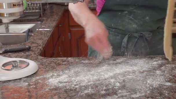 Średniego Kąta Działania Ujęcie Kobiety Kuchni Posypywanie Mąki Blat Następnie — Wideo stockowe