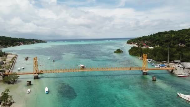Ponte Amarela Conectando Nusa Lembongan Ceningan Bali Indonésia — Vídeo de Stock