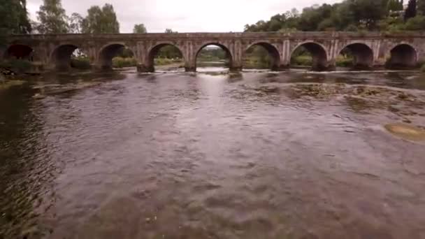 Двигаясь Ближе Старому Деревенскому Мосту — стоковое видео