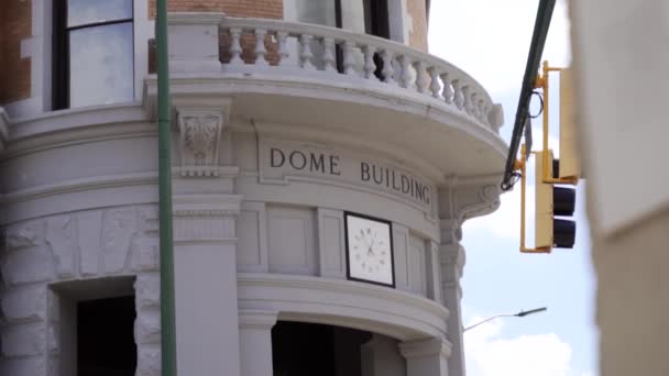 Pan Lento Edificio Del Otro Lado Calle — Vídeos de Stock