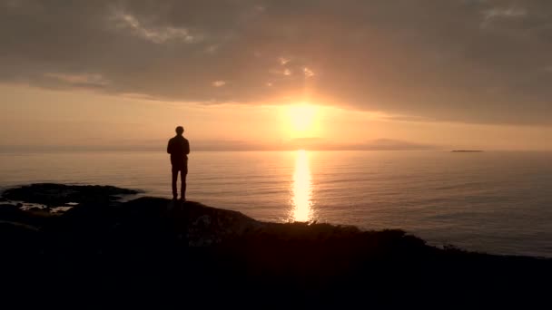 Силует Людини Стоїть Скелі Під Час Помаранчевого Сонця Елнесі Норвегія — стокове відео