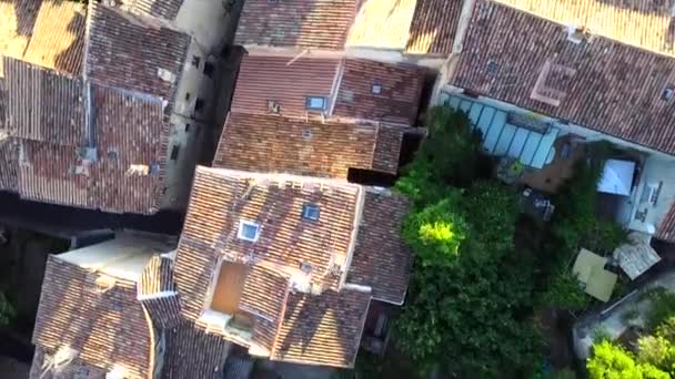 Landsbyen Provence Frankrike Droneskudd Smal Gate Med Gamle Tak – stockvideo