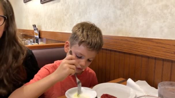 Παιδιά Που Τρώνε Πρωινό Στο Εστιατόριο — Αρχείο Βίντεο