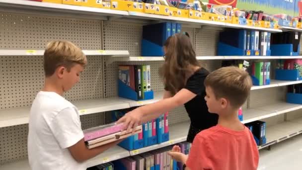 Kinderen Kiezen Terug Naar School Benodigdheden Voor Lagere School Winkel — Stockvideo