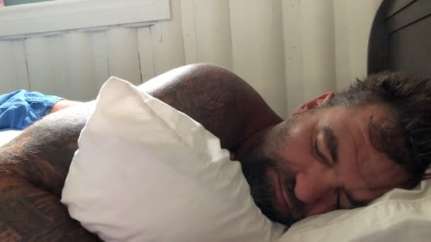 Müder Erschöpfter Mann Macht Mittagsschlaf Bett — Stockvideo