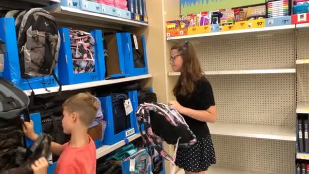 Barn Gör Tillbaka Till Skolan Shopping Butik — Stockvideo