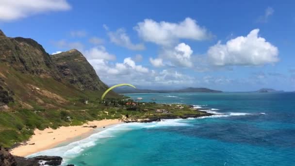 在夏威夷瓦胡岛海岸上空悬挂滑翔机 海滩在Kahla — 图库视频影像