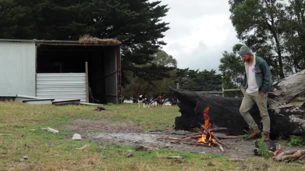 Mann Steht Einem Kleinen Feuer Einer Koppel Auf Einem Bauernhof — Stockvideo