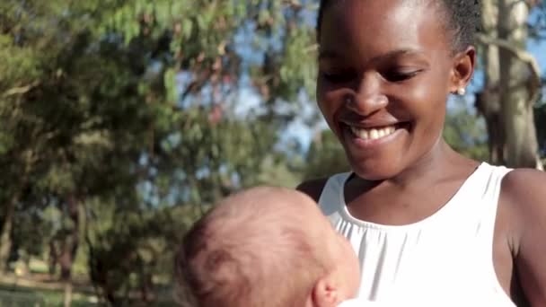 Zpomalený Záběr Točící Kolem Ženy Afrického Vzhledu Držící Své Novorozeně — Stock video