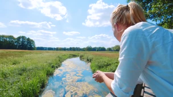 Clip Una Ragazza Piedi Ponte Cielo Blu Riflessi Nel Piccolo — Video Stock