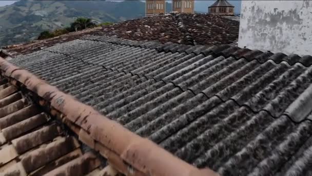 Drone Voando Sobre Telhado Revelando Igreja Campo — Vídeo de Stock