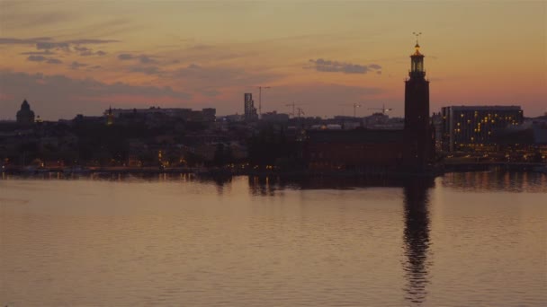 Stockholms Stadshus Stranden Vid Solnedgången — Stockvideo