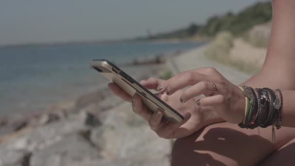 Молода Приваблива Жінка Сидить Пляжі Використовує Свій Смартфон Щоб Зробити — стокове відео