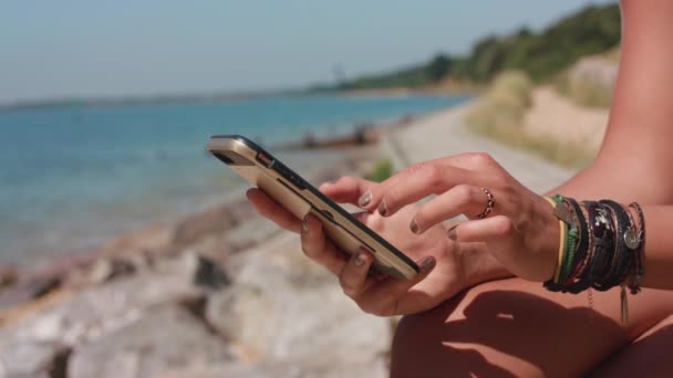 Młoda Atrakcyjna Kobieta Siedząca Plaży Używa Smartfona Dokonywania Zakupów Online — Wideo stockowe