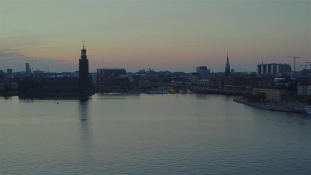 Stockholm Városháza Vízparton Naplementekor — Stock videók