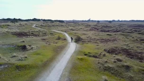 Drohnenangriffe Auf Mountainbiker Den Dünen — Stockvideo
