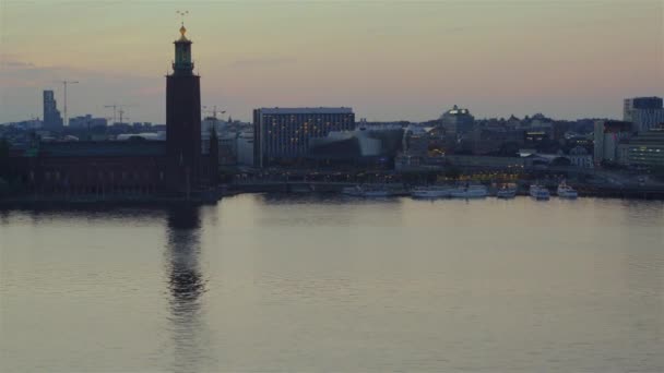 Stockholmská Radnice Nábřeží Při Západu Slunce — Stock video