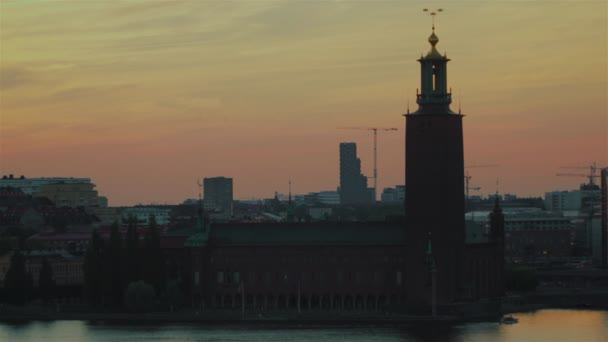 Stockholm Városháza Vízparton Naplementekor — Stock videók
