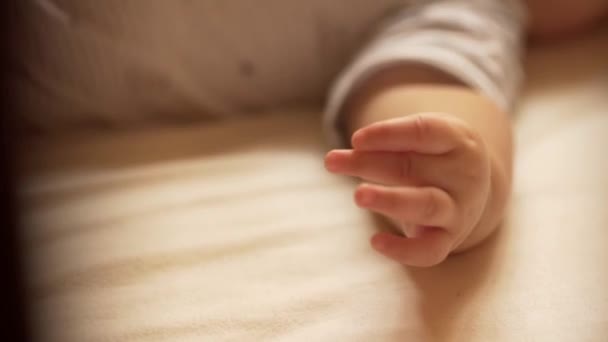 Bebek Ellerini Kapat — Stok video