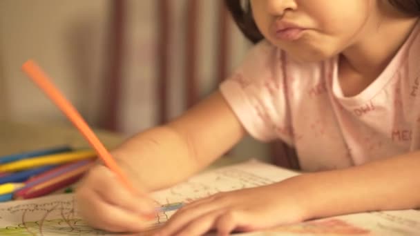 Çocuk Evde Çizim Yapıyor — Stok video