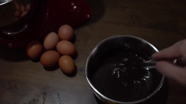 Donkere Kamer Bakken Eieren Chocolade Mixer — Stockvideo