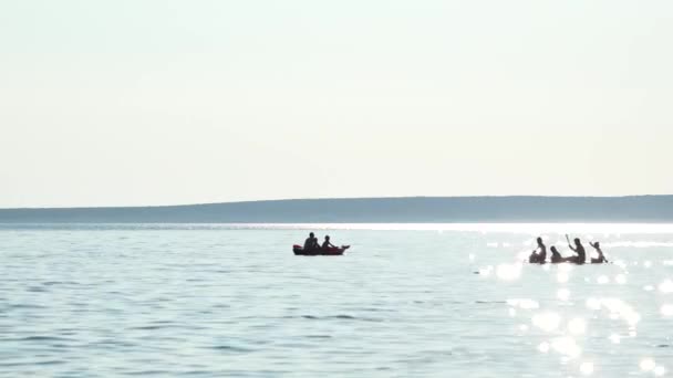 ボートに乗っている人 ボートに乗っている人 ボートに乗っている人のシルエット — ストック動画