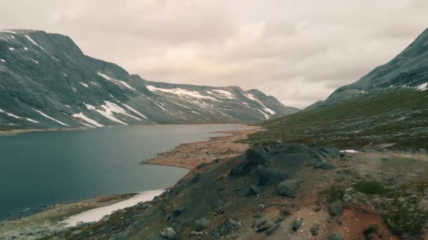 Drone Video Snöig Och Stenig Berg Norge Europa — Stockvideo