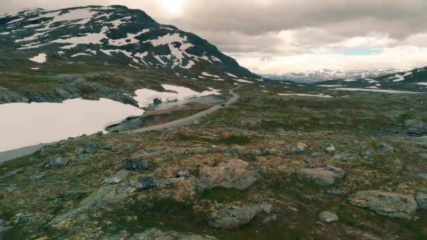 北ヨーロッパの雪と岩の多い山のドローンビデオ — ストック動画