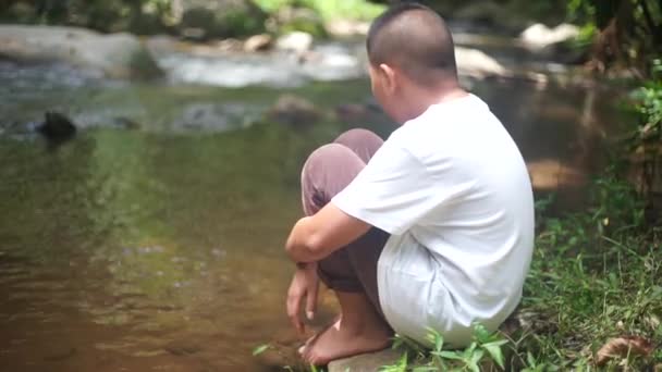 Anak Asia Muda Yang Menyedihkan Duduk Sendirian — Stok Video