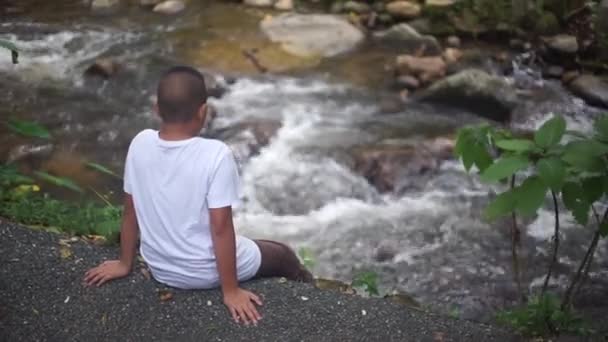 Sorglig Ung Asiatisk Pojke Sitter Ensam — Stockvideo