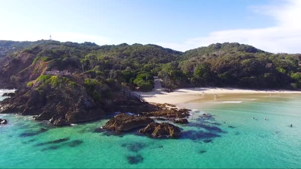 Drone Volando Sobre Famoso Lugar Surf Pase Byron Bay Australia — Vídeos de Stock