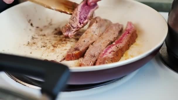 Csíkos Steak Serpenyőben — Stock videók