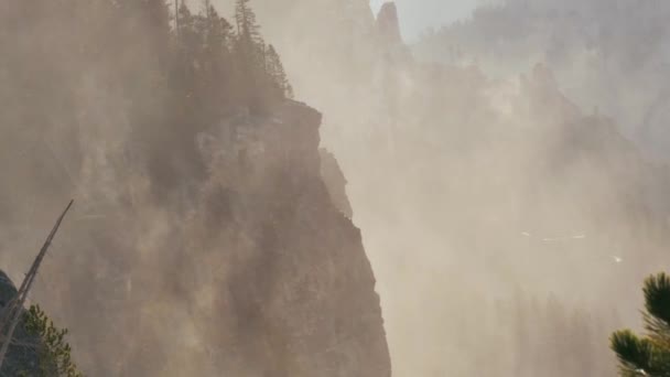 Заткните Дым Водопада Водопад Уппер Йеллоустон — стоковое видео