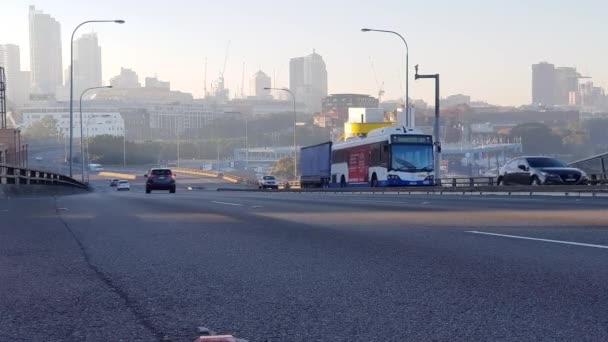 Autók Száguldanak Sydney Városába Valós Időben Város Látható Háttérben Égbolt — Stock videók