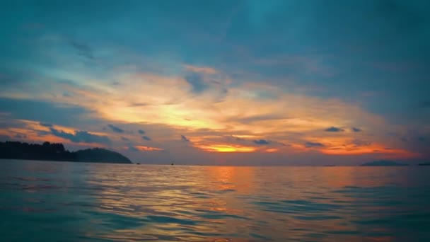 Atardecer Koh Lipe Naranja Verde Azulado Flotando Océano — Vídeo de stock