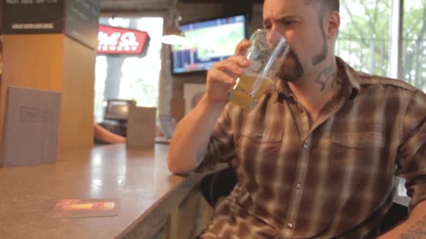 Bärtiger Mann Trinkt Bier Bar — Stockvideo