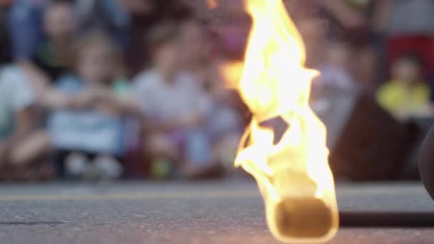 Jongleur Nimmt Brennende Flammenfackel Zeitlupe Auf — Stockvideo