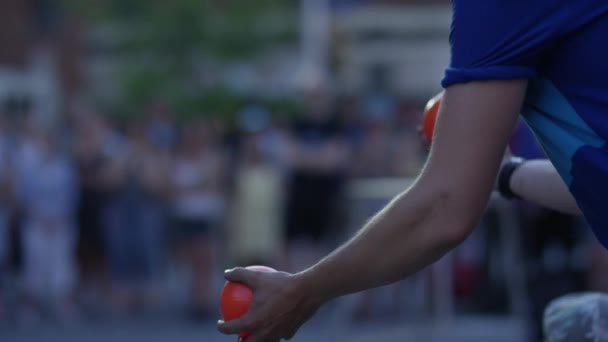 Zeitlupenjongleur Aus Nächster Nähe Mit Orangefarbenen Kugeln Vor Publikum — Stockvideo