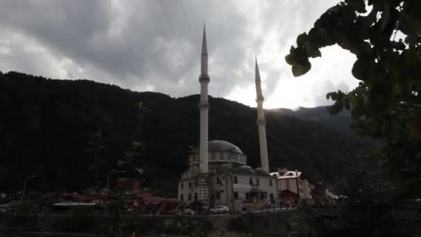 Timelapse Regionie Uzungol Turcji Pokazuje Masjid Meczet Otoczony Górami Drzewami — Wideo stockowe