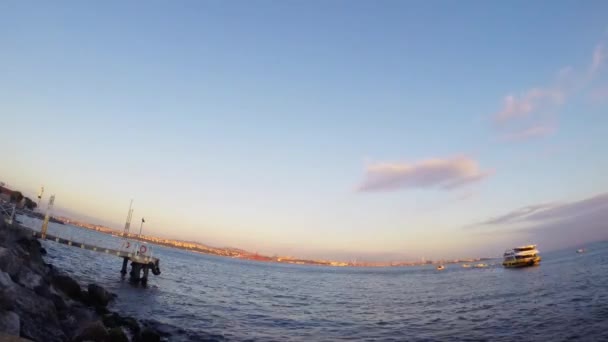 日没時にイスタンブールの船で海の時間経過 ゴプロで撃たれた — ストック動画