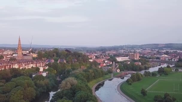 Lebar Udara Pelacakan Depan Atas Kota Mulia Exeter Sepanjang Quayside — Stok Video