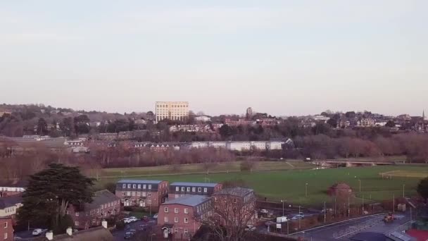 Brede Luchtfoto Volgen Vooruit Stad Exeter Devon Rivier Kerken — Stockvideo