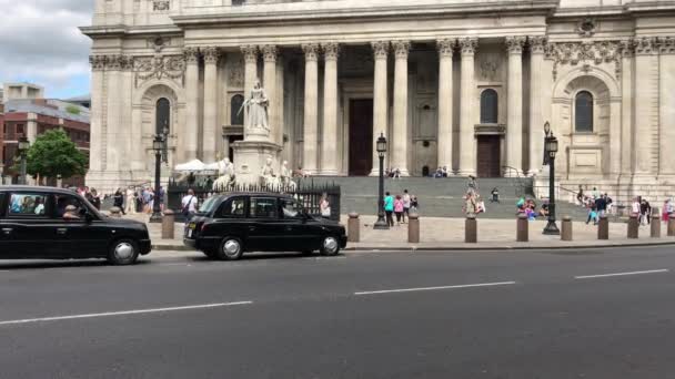 Amplia Toma Catedral San Pablo Con Una Parada Taxis Movimiento — Vídeo de stock