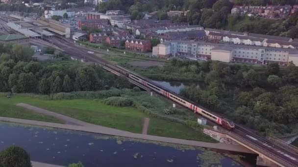 Brede Antenne Volgen Vooruit Met Een Trein Stoppen Verbazingwekkende Exeter — Stockvideo